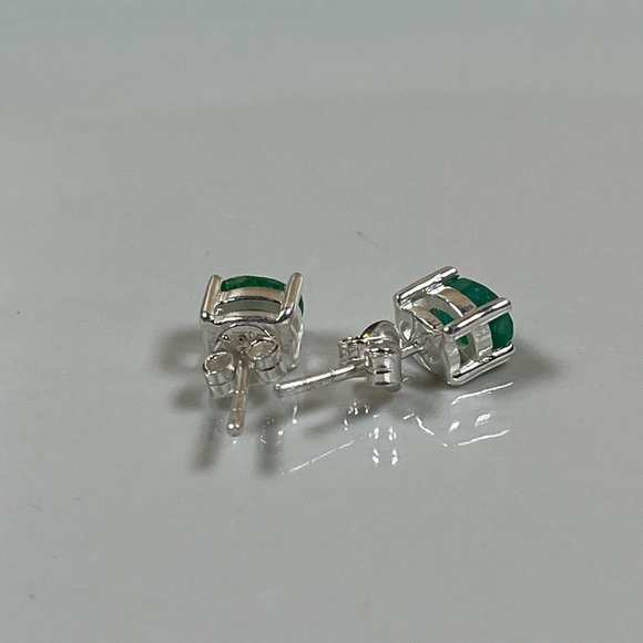 Solid 925 Sterling Silver Oval Emerald Gemstone Stud Earrings - Picture 3 of 7